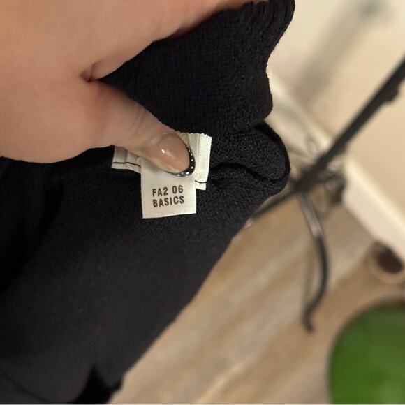 St. John Sport Round Neck Long Sleeve Knit Top sz M - Picture 9 of 9